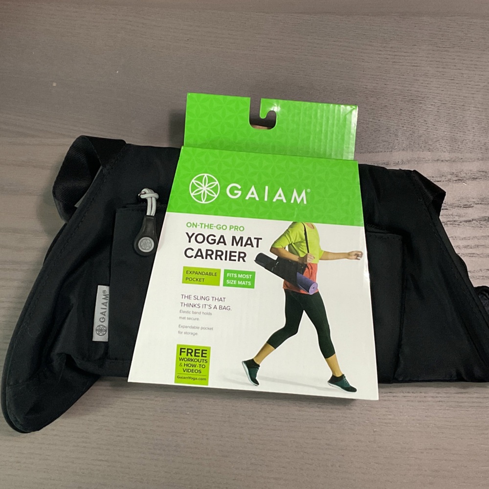 NWT GAIAM Black Yoga Mat Carrier elastic band, snap closure, zipper pocket
